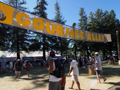 Τρεις τουλάχιστον νεκροί από πυρά ενόπλο...