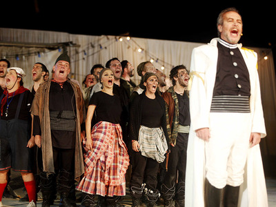 Ο Γρηγόρης Βαλτινός μαζί με χορό επι το έργο