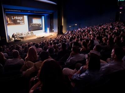 Το κατάμεστο αμφιθέατρο του Κολλεγίου Αθηνών 