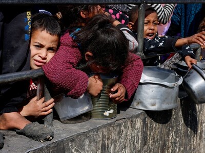 Λιμός στη Γάζα: «Περιμένουμε τον θάνατο,...