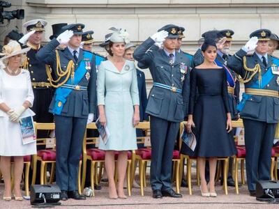 Η βασιλική οικογένεια της Βρετανίας φόρε...