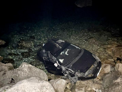 Λευκάδα:  Αυτοκίνητο έπεσε στη θάλασσα σ...