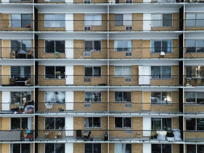 Έρευνα της επιτροπής HOUS για τη στεγαστ...