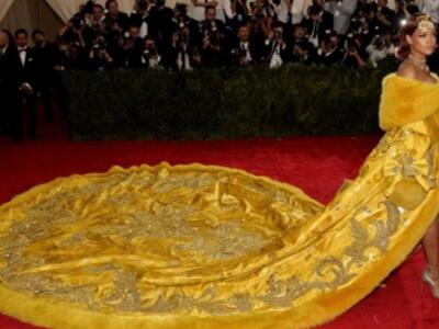  H Rihanna φόρεσε μια... πίτσα πεπερόνι ...