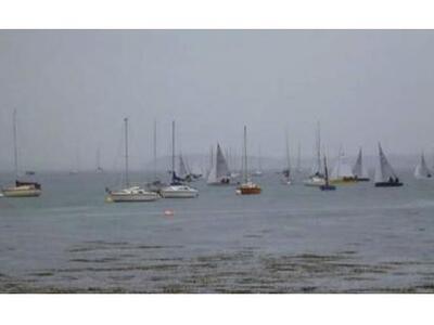 Β. Ιρλανδία: Αναποδογύρισαν σκάφη σε ιστ...