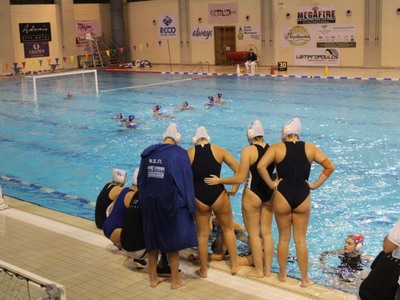 Αναδιάρθρωση στο γυναικείο πόλο - Παραμέ...