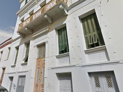 Mαρμάρινα φουρούσια δεσπόζουν στην πρόσοψη επί της Ρούφου