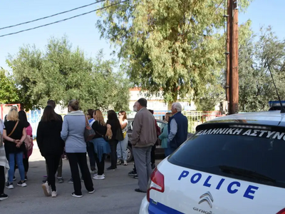 Άλιμος: Κουκουλοφόροι μπήκαν σε σχολείο ...