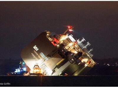 ΣΥΜΒΑΙΝΕΙ ΤΩΡΑ - Πλοίο βυθίζεται έξω από...