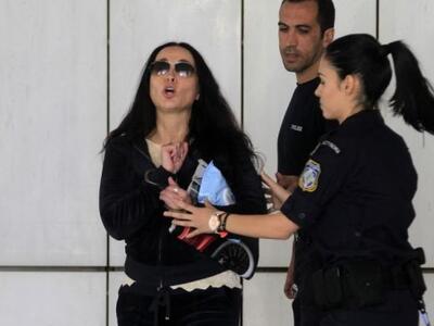 Κλαίγοντας στην αρχή και χαμογελώντας στ...