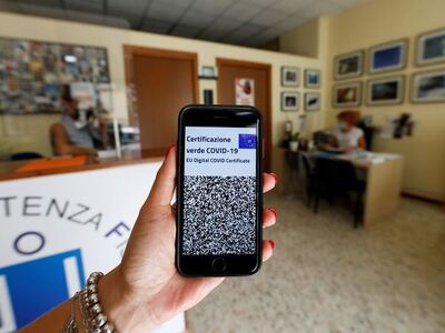 Πήγε να εμβολιαστεί με… ψεύτικο χέρι για...