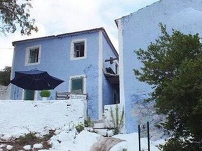 Το «γαλάζιο σπίτι»: Ενα διατηρητέο, απαρ...