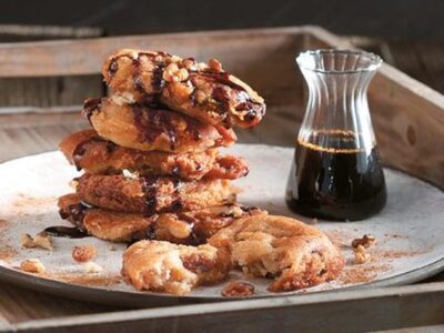 Τηγανίτες μήλου με σταφίδες και πετιμέζι