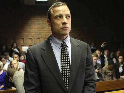 Ο Όσκαρ Πιστόριους μελετά τη βίβλο μέσα ...