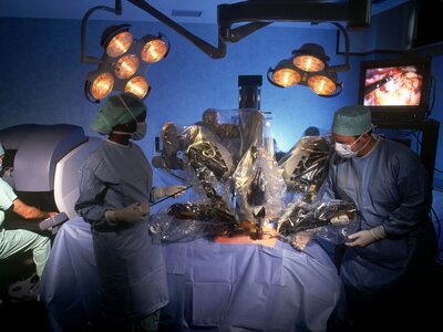 Σε 90χρονη το πρώτο χειρουργείο σε ασθεν...