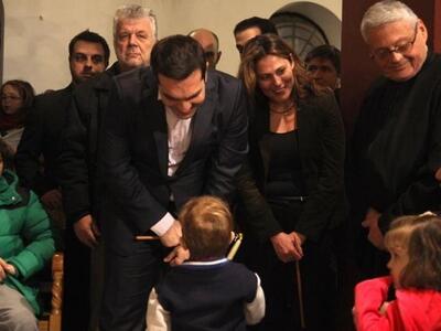 Τσίπρας και Μπαζιάνα σε Επιτάφιο στην Πλάκα- Φωτό