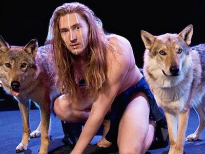 Γυμνός και με συντροφιά δύο λύκων θα εμφ...