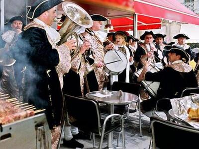 Στους ρυθμούς της Τσικνοπέμπτης η Πάτρα