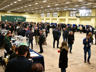 Στις κάλπες οι σύνεδροι του ΠΑΣΟΚ: Εκλέγ...