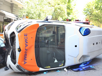 Η στιγμή του δυστυχήματος με το ασθενοφό...