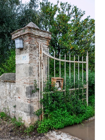 Η είσοδος στο δρόμο της Περιβόλας