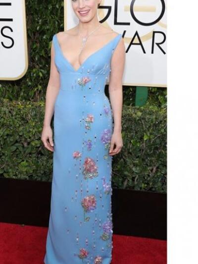 Η ΤΖΕΣΙΚΑ ΤΣΑΣΤΕΙΝ ΜΕ ΚΕΝΤΗΜΕΝΟ ΦΟΡΕΜΑ PRADA