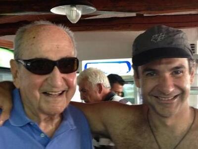 Για τσικουδιές μετά το μπάνιο Κωνσταντίν...