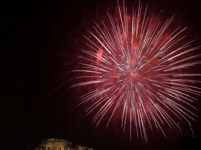 Με πυροτεχνήματα υποδέχτηκε το 2014 η Αθ...