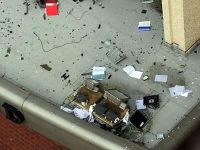 Κατεδάφισε το γραφείο από τα... νεύρα του