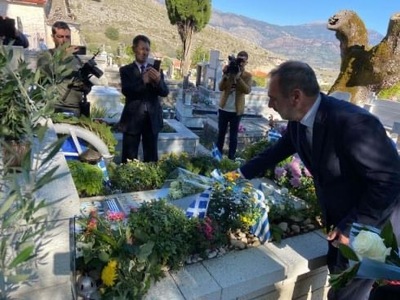 Ο Α. Κατσανιώτης, στις τελετές μνήμης των Ελλήνων πεσόντων στρατιωτικών κατά τον Ελληνο-Ιταλικό πόλεμο