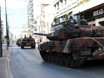 Οι παρελάσεις είναι τα νέα «κορωνοπάρτι»...