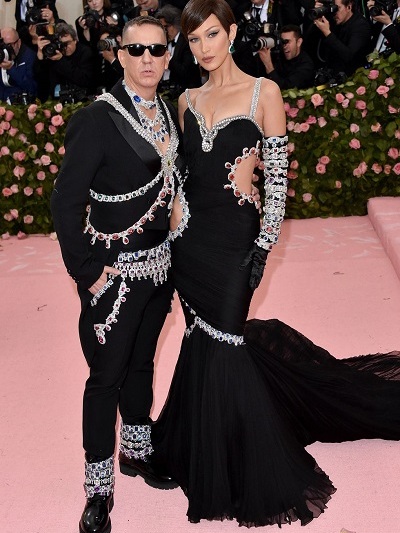 ΜΠΕΛΑ ΧΑΝΤΙΝΤ ΜΕ MOSCHINO