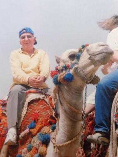 Στην αιγυπτιακή έρημο, πάνω στην καμήλα,...