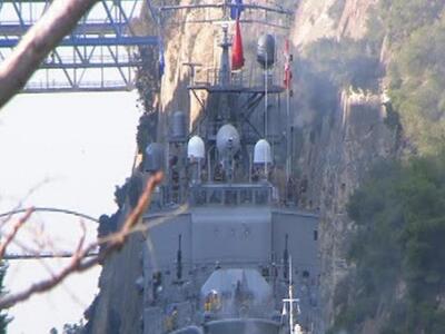 Η στιγμή που Τουρκικό πολεμικό πλοίο περ...