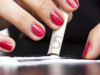 Όμορφη Βραζιλιάνα μετέφερε κοκαΐνη αεροπ...