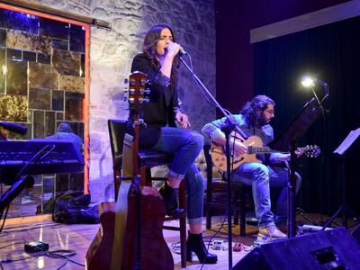 ΔΕΙΤΕ ΦΩΤΟ από το μουσικό live της Μάγδα...