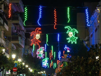 Η Πάτρα λάμπει με καρναβαλικό φως