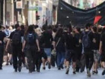 Πάτρα: Πορεία αντιεξουσιαστών σε γειτονι...