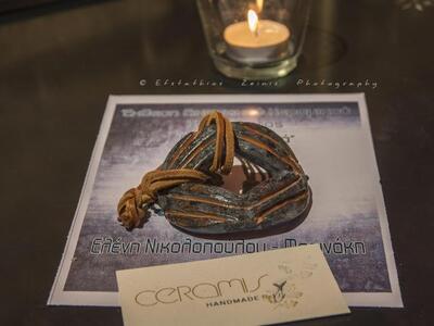 Οι φωτό από αυτό το σετ κεραμικών κοσμημ...