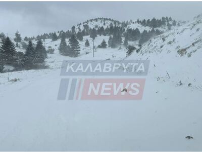 Καλάβρυτα: Οδηγοί εγκλωβίστηκαν στα χιόν...