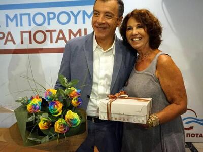 Κέρασε γλυκά για την γιορτή του ο Θεοδωρ...