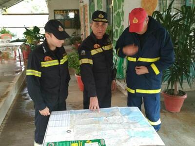 Στο μέσον ο Διοικητής της Πυροσβεστικής ...