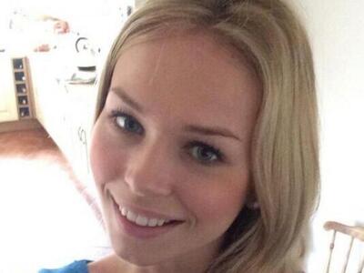 Το πρόσωπό της είναι φωτεινό και καθαρό