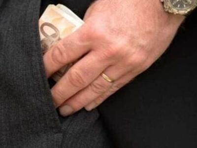 Πάτρα: Bρήκε στην τσέπη του το...  χέρι του κλέφτη