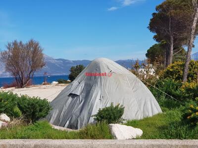 Πάτρα: Ένα αντίσκηνο στο πάρκινγκ της Τε...