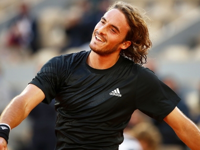 Επικό βίντεο: Ο Τσιτσιπάς τραγούδησε Παπ...