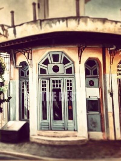 Η είσοδος του μαγαζιού με την χαρακτηρισ...