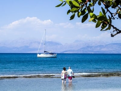 Καλοκαίρι - Το φόντο σταθερό κι ακλόνητο...