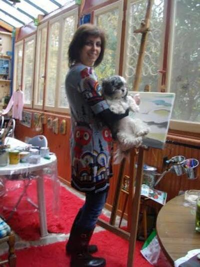 Η Αναστασία Κασσιάδη μπροστά από τον καμβά