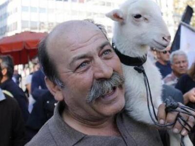 O "μικρός Αλέξης " διαδήλωσε σ...